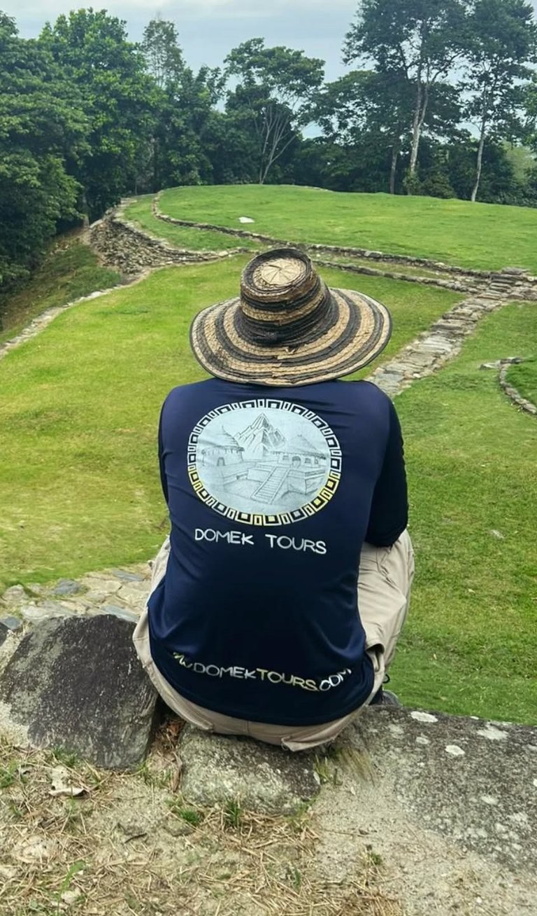 A local guide sitting at Bunkuany, the alternative lost city.