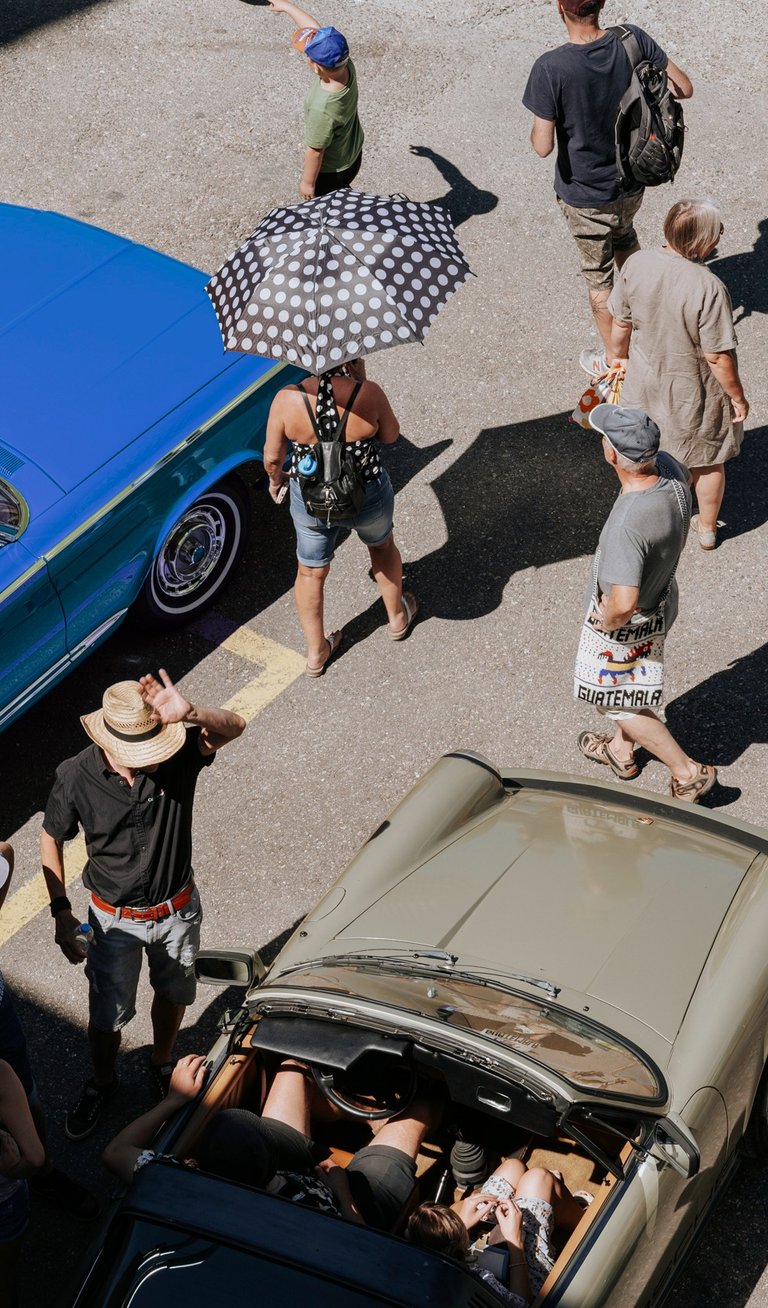 Strassenszene in Basel – Beispiel aus dem Kurs Streetfotografie der Fotografie-Akademie.