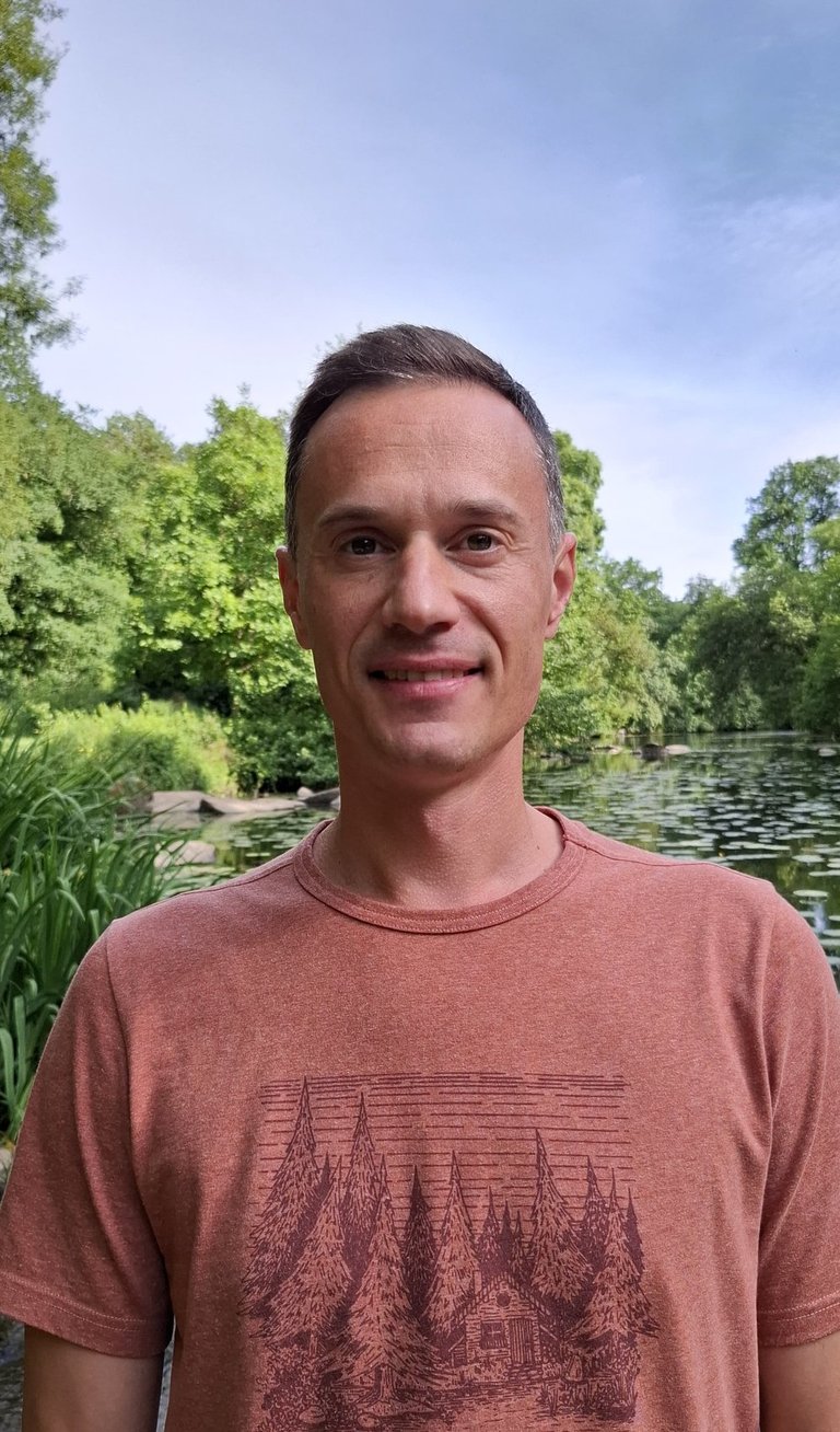 Egmont Chauvigné, guérisseur, énergéticien et communicant animalier, debout devant une belle rivière