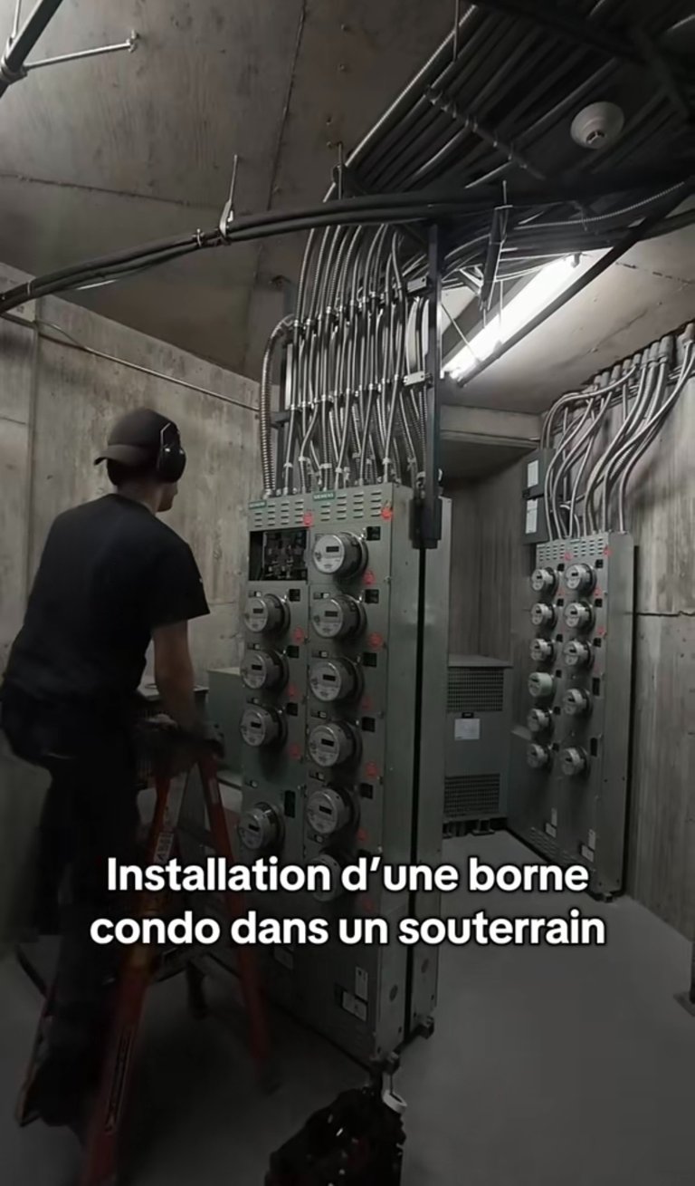 Maintenance et vérification de circuits de borne de recharge par entrepreneur électricien.