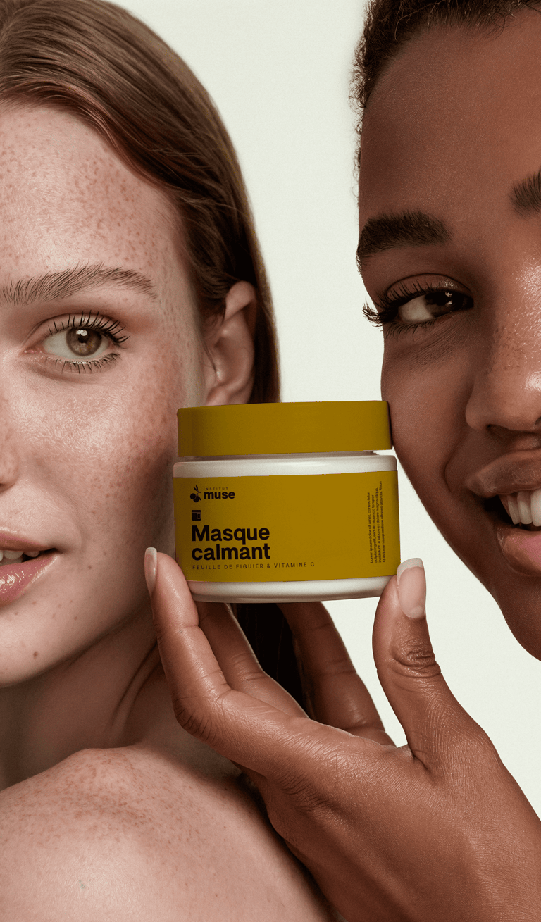 Deux femmes au teint éclatant tiennent un pot de masque visage Muse pour les soins de