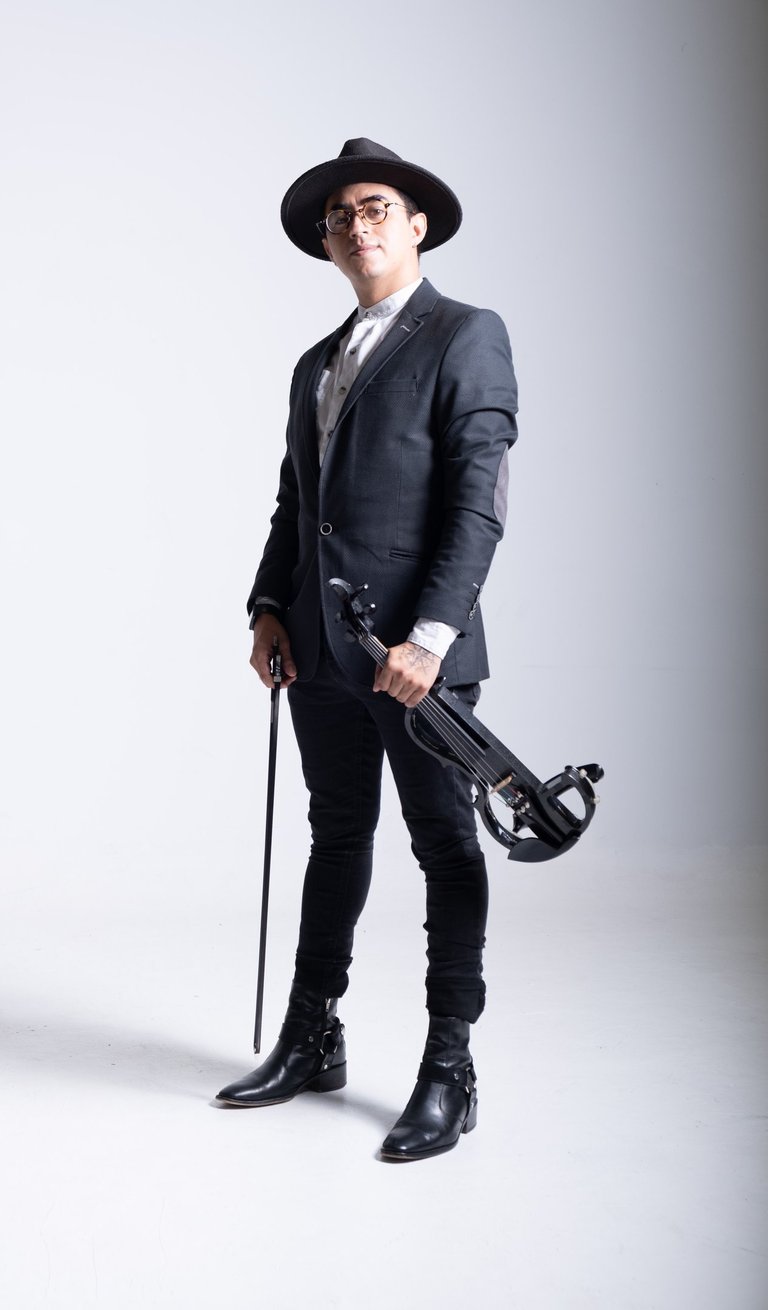 Detalle del violín de Mauro Ruiz, violinista profesional para bodas y eventos de alto nivel valencia