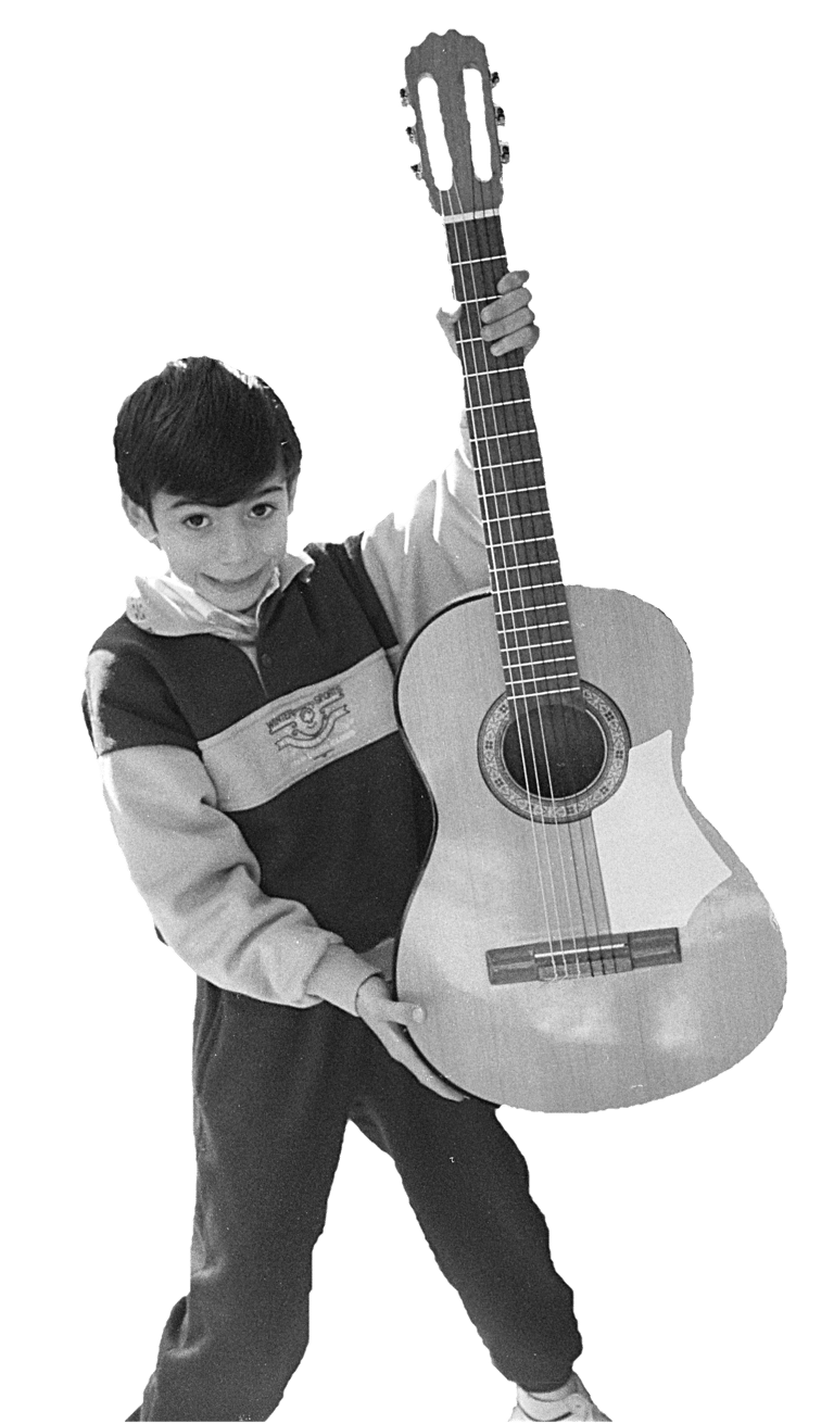 Paco Lomeña a los seis años con su primera guitarra.