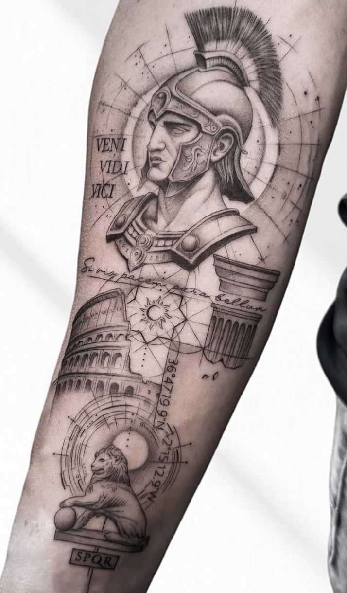Tatuaje microrealismo soldado romano con Coliseo y geometría en antebrazo madrid