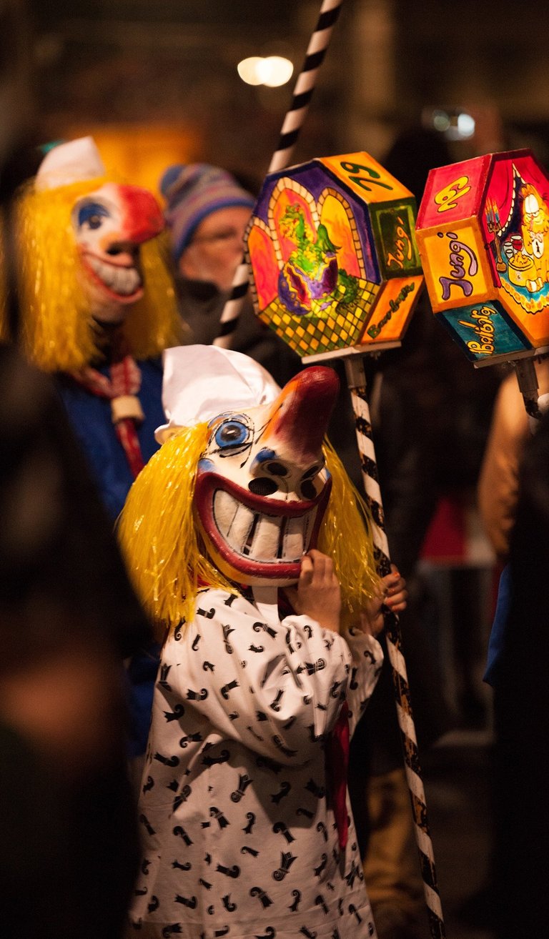 Basler Fasnacht. verkleideter Mensch mit Maske. 