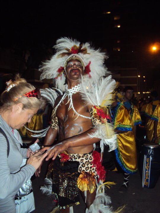 Vestuario reciclado de Candombé, personaje brujo, La guardiana maquillando.