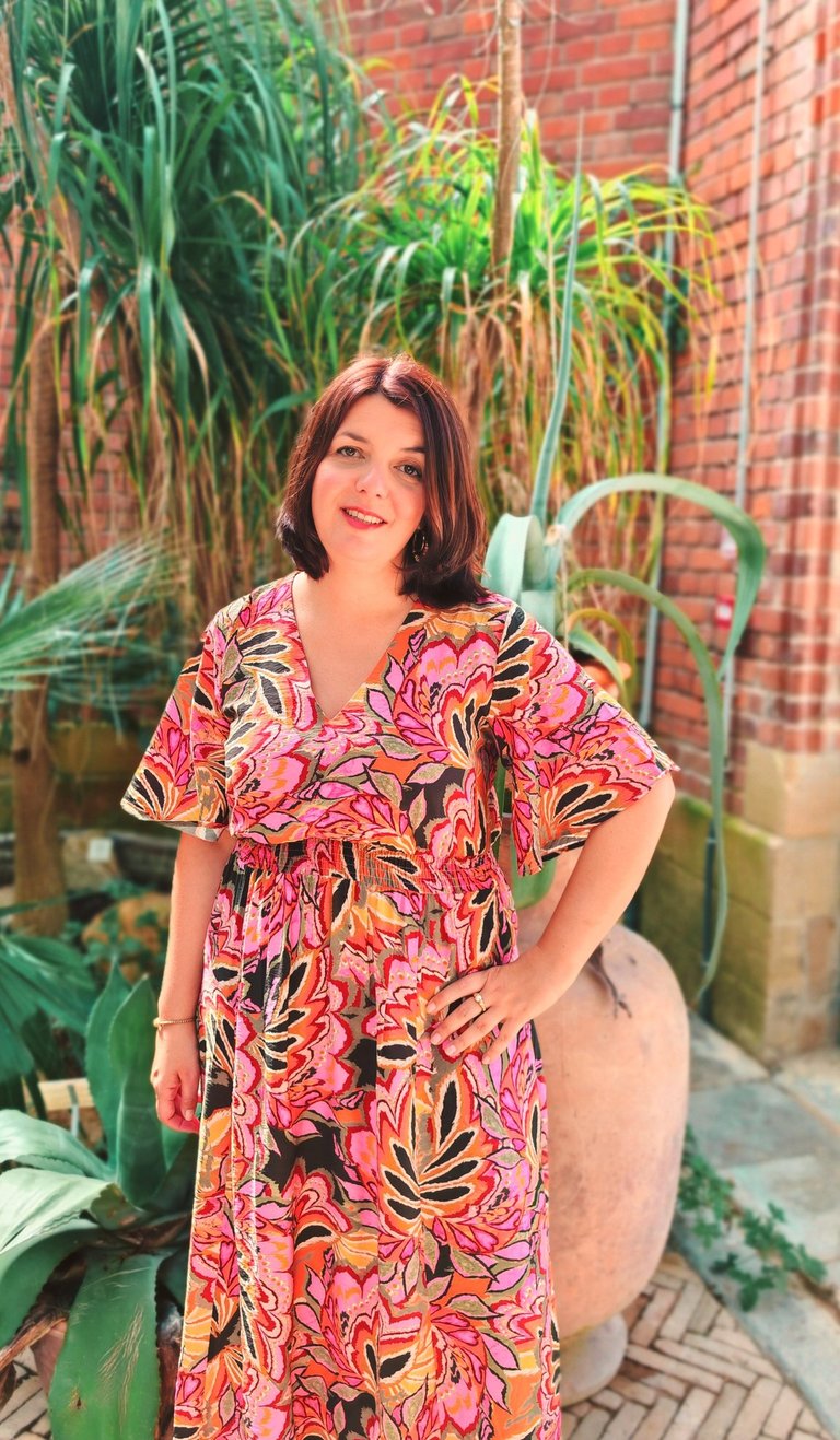 Florence Kopp, entrepreneure spirituelle, rayonnante dans un jardin, incarnant sa mission d’âme.