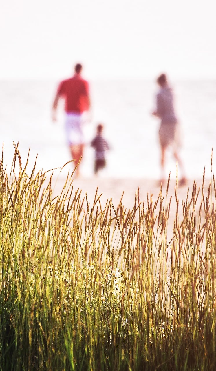 Familie am Strand – Symbol für finanzielle Sicherheit und Vorsorge