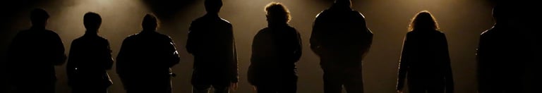 Des chanteurs sur une scène de spectacle 