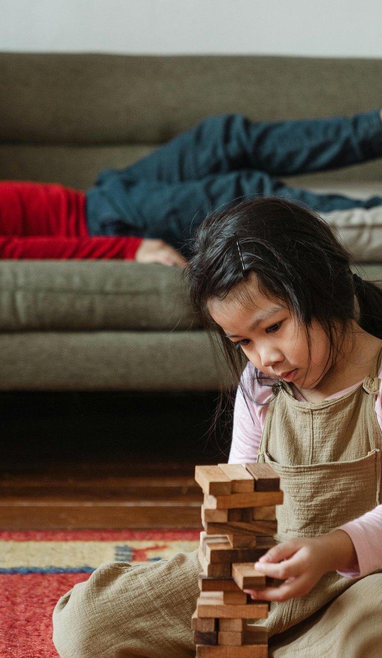 petite fille concentrée sur sa construction
