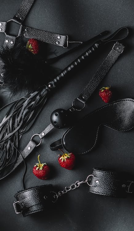 sex-toys-blindfold-whip-cuffs-bdsm