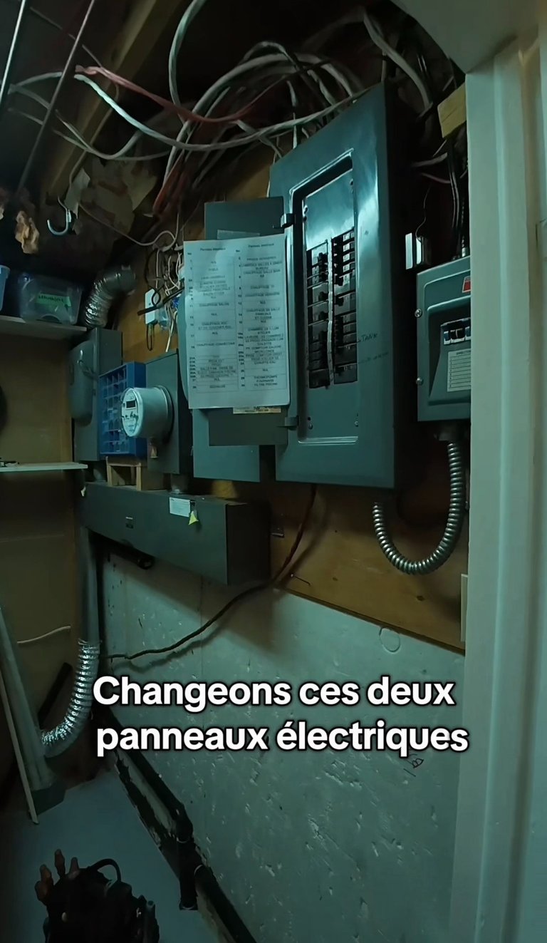 Vieille entrée électrique qui n'est pas assez forte afin de répondre aux besoins électriques.