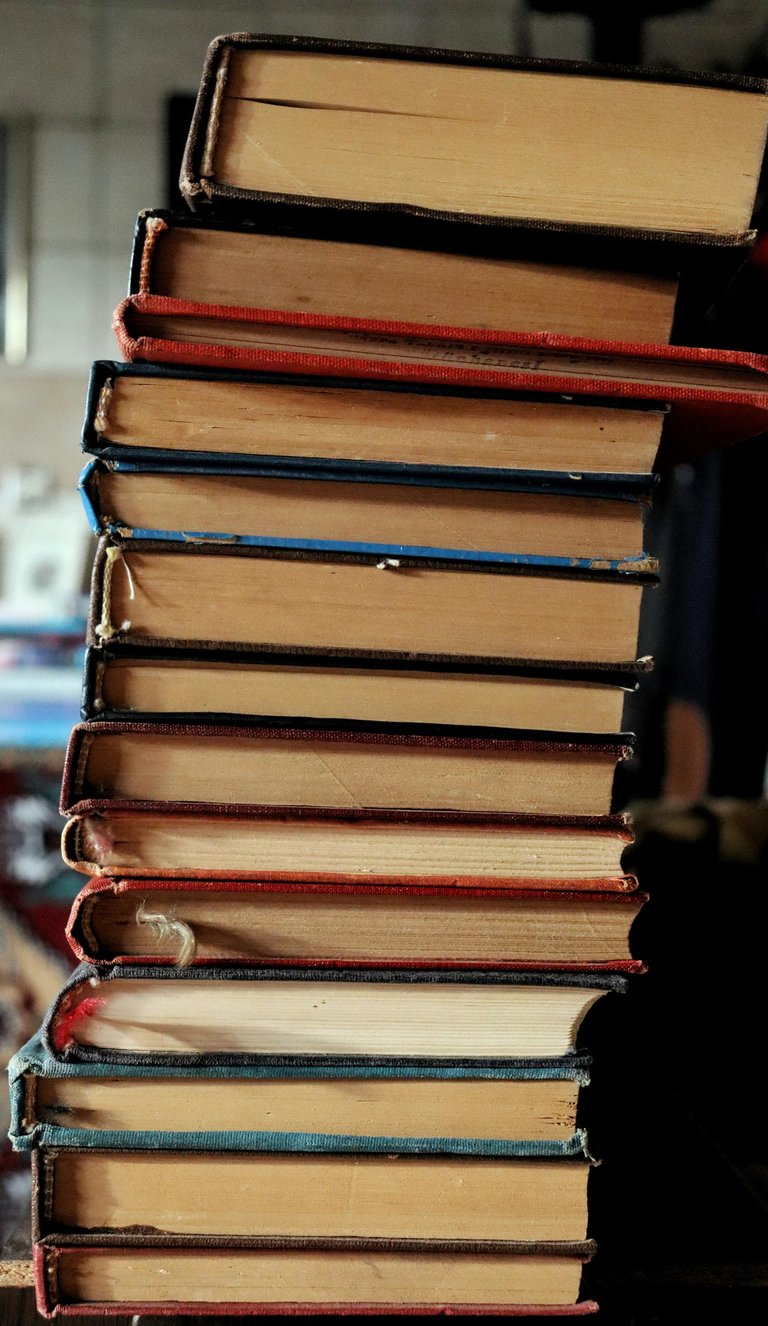 Stapel boeken staan symbool voor de kennis en literatuur die moreel leiderschap in het onderwijs.