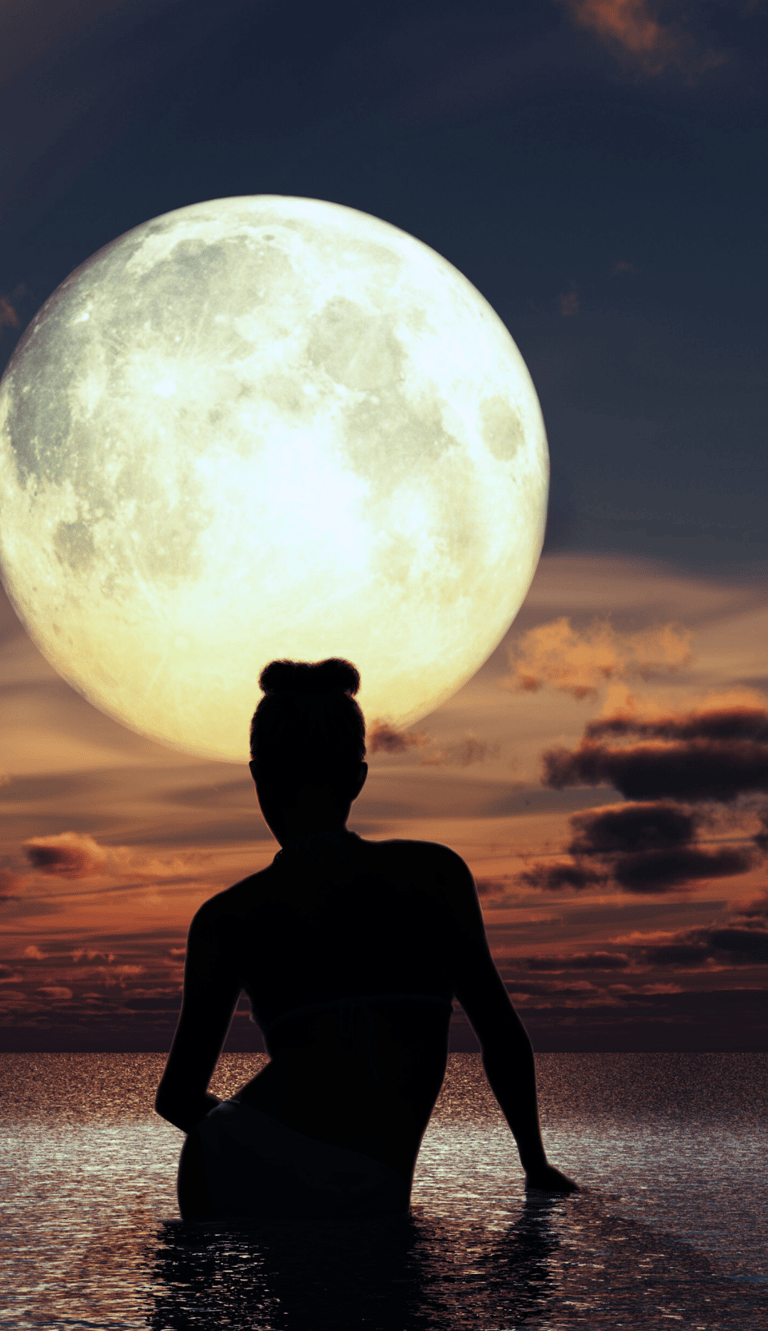 Femme entrepreneure dans l'introspection en quête de sa vérité intérieure, connectée à la Lunees