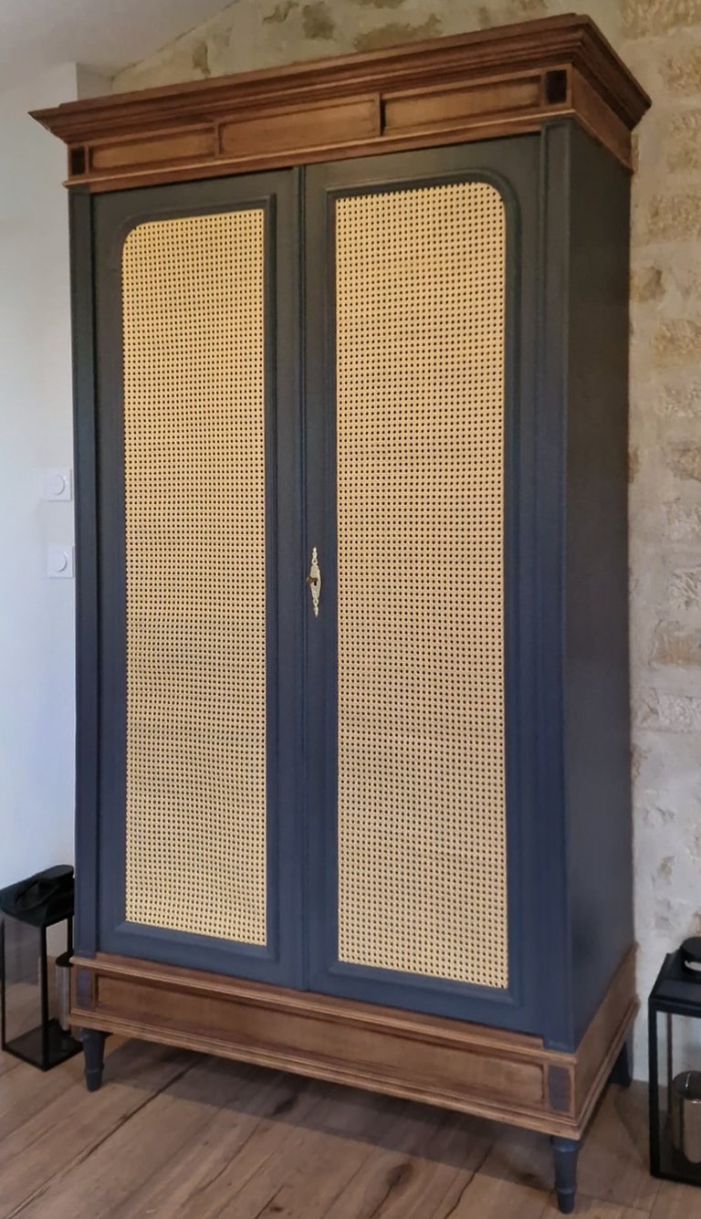 Armoire ancienne restaurée avec portes cannage