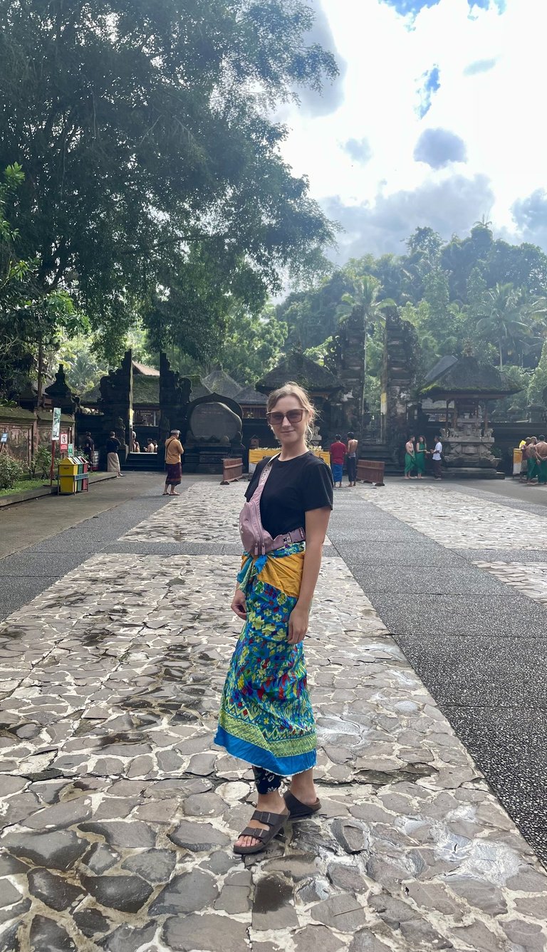 kobieta w sarongu na Bali