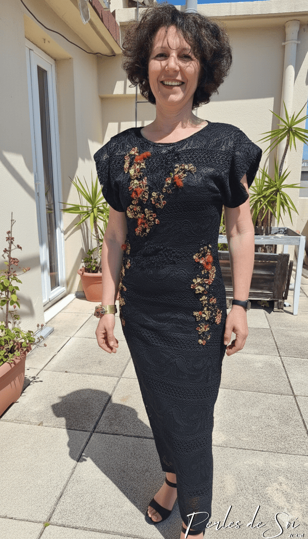 Robe de soirée noire sublimée par les broderies perlées de JC GAL - Perles de Soi