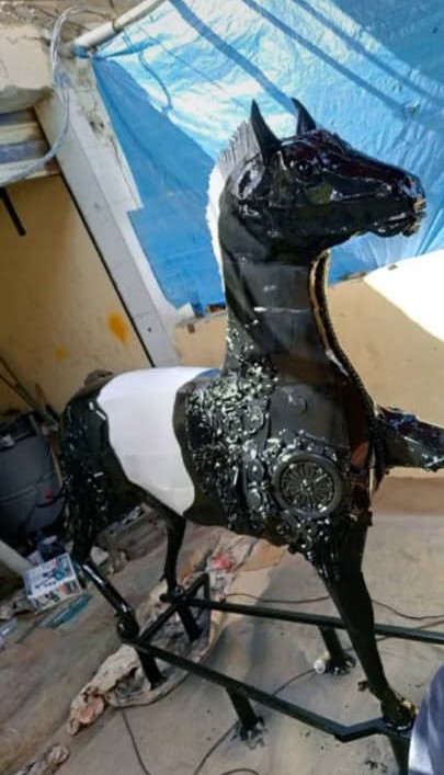 Sculpture artisanale en métal, en noir et blanc, représentant un cheval grandeur nature, réalisée à