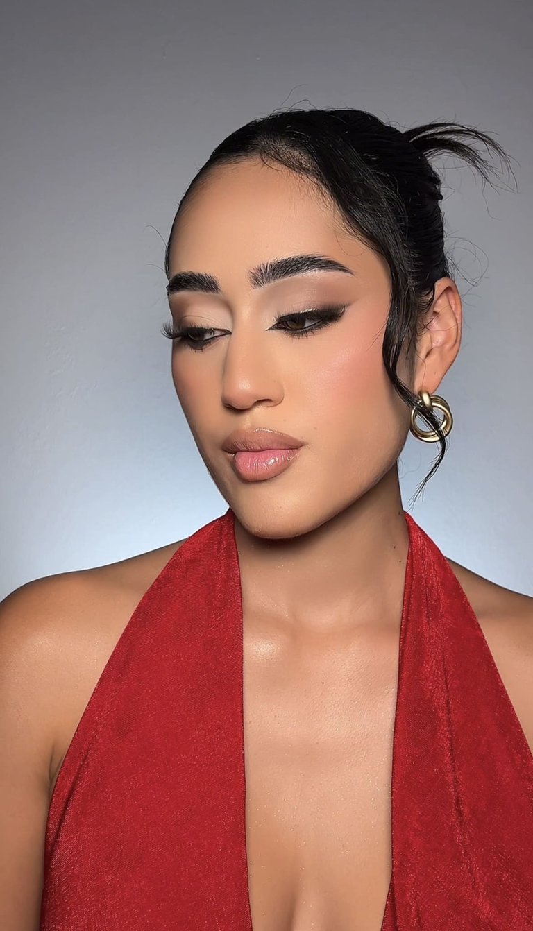 Look de novia elegante y luminoso creado por Lizeth Quevedo