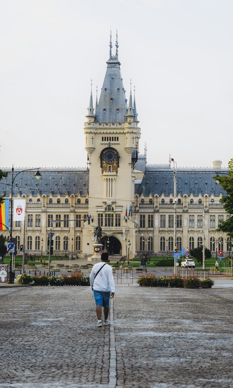 L'université de Iasi en Roumanie prise avec une personne marchant vers elle