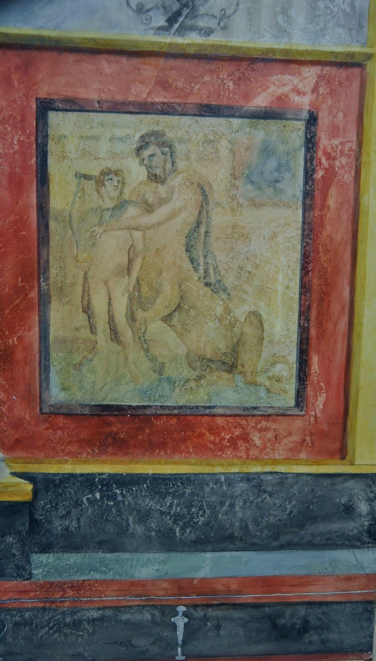 Détails d'une peinture murale inspirée des fresques pompéiennes, mythologie et dieux.