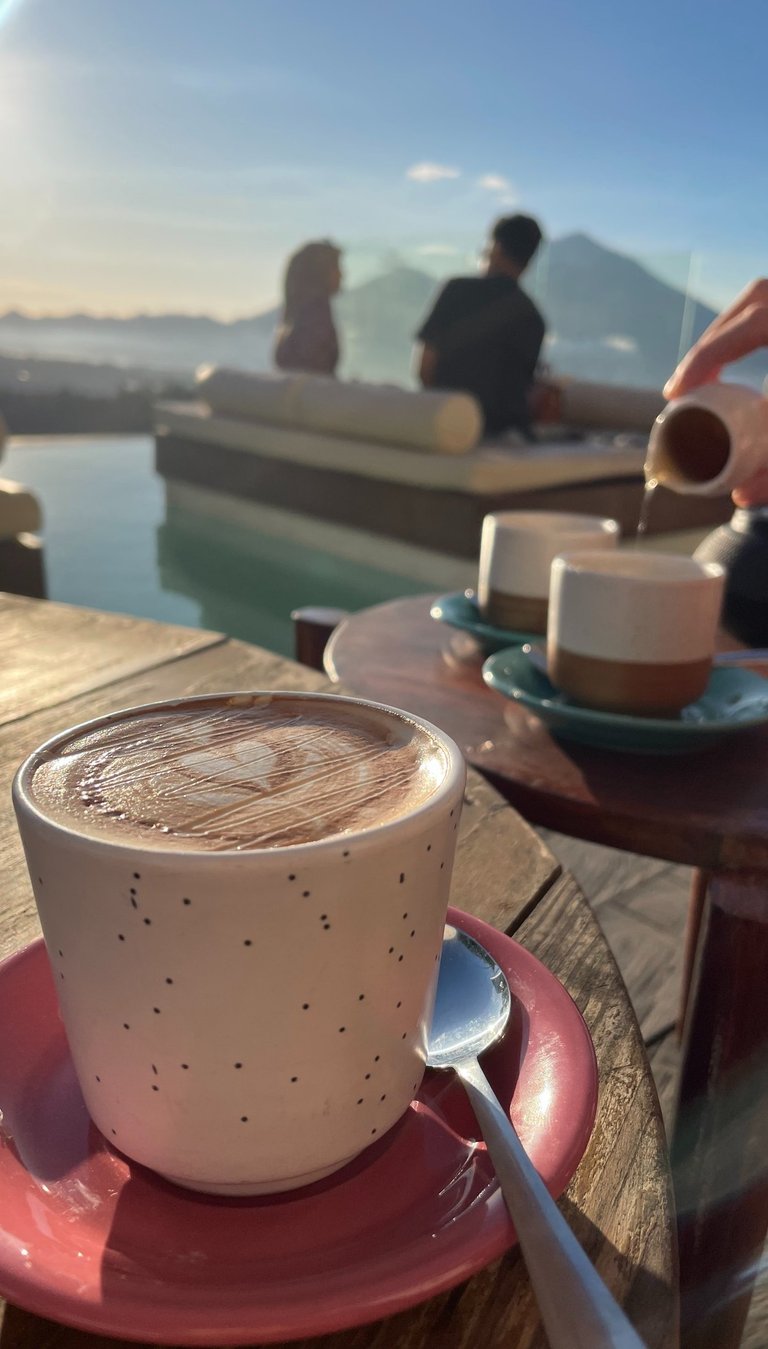 kawa z widokiem na wulkan