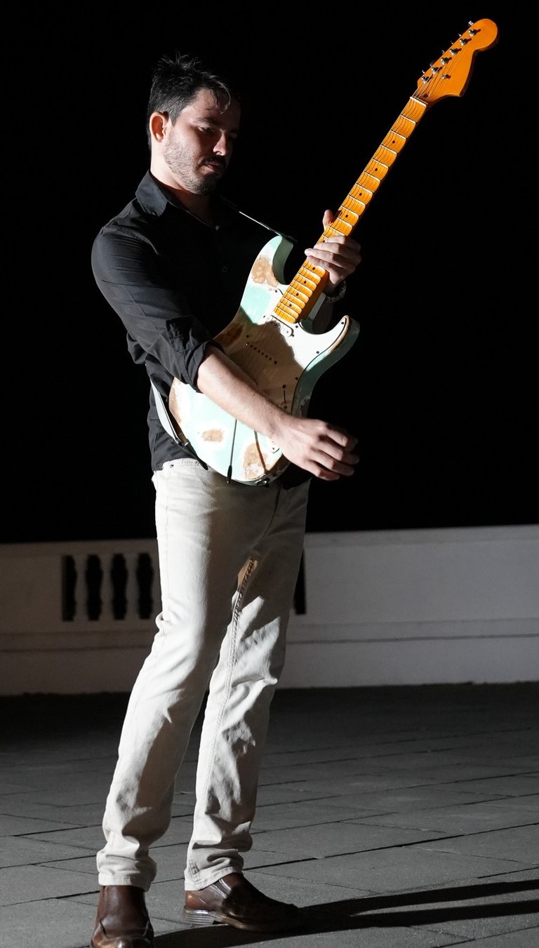 Música electrónica con guitarra eléctrica en vivo en hotel boutique en Guanacaste. 