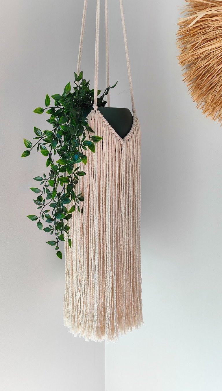 Makramowy kwietnik na kwiaty – dekoracja wnętrz Monnica