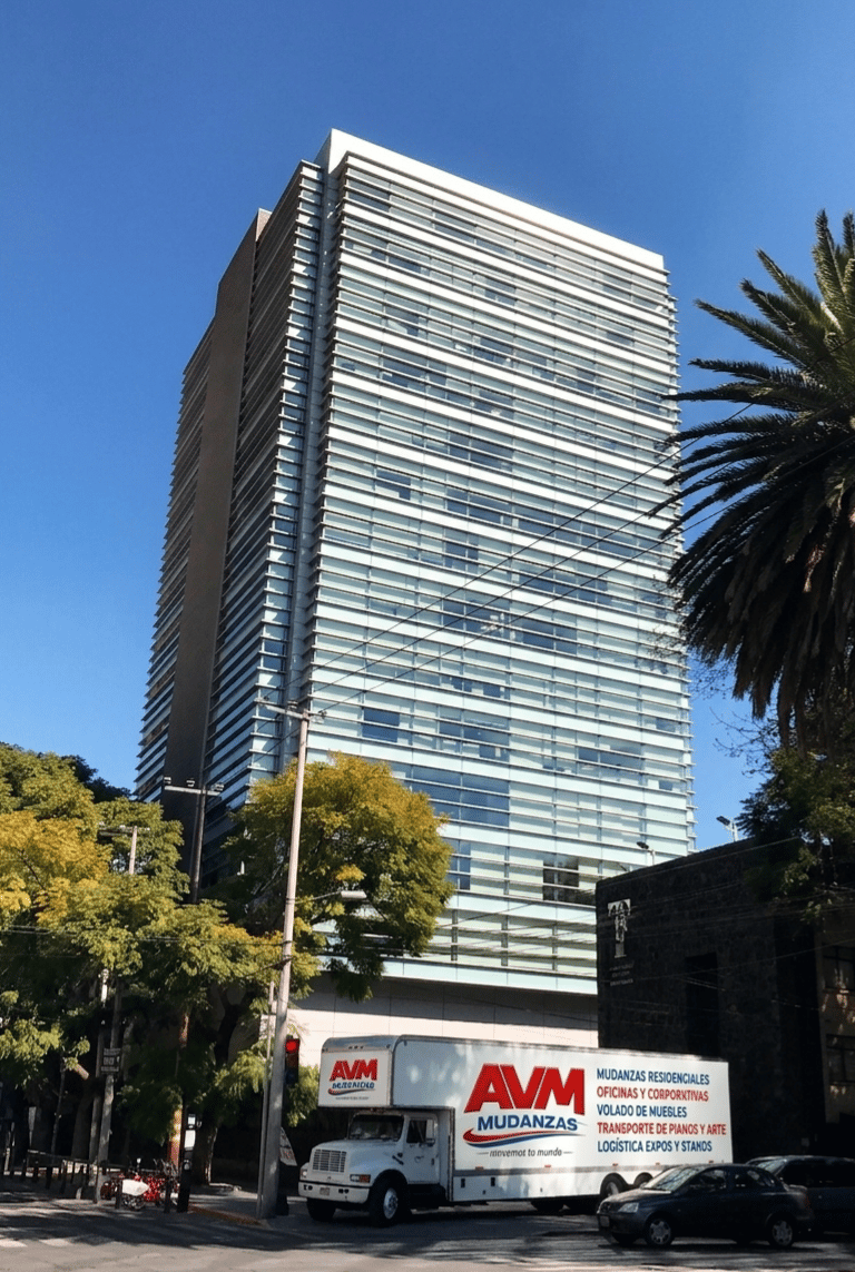 Camión de AVM Mudanzas realizando mudanza de oficinas corporativas  en CDMX 