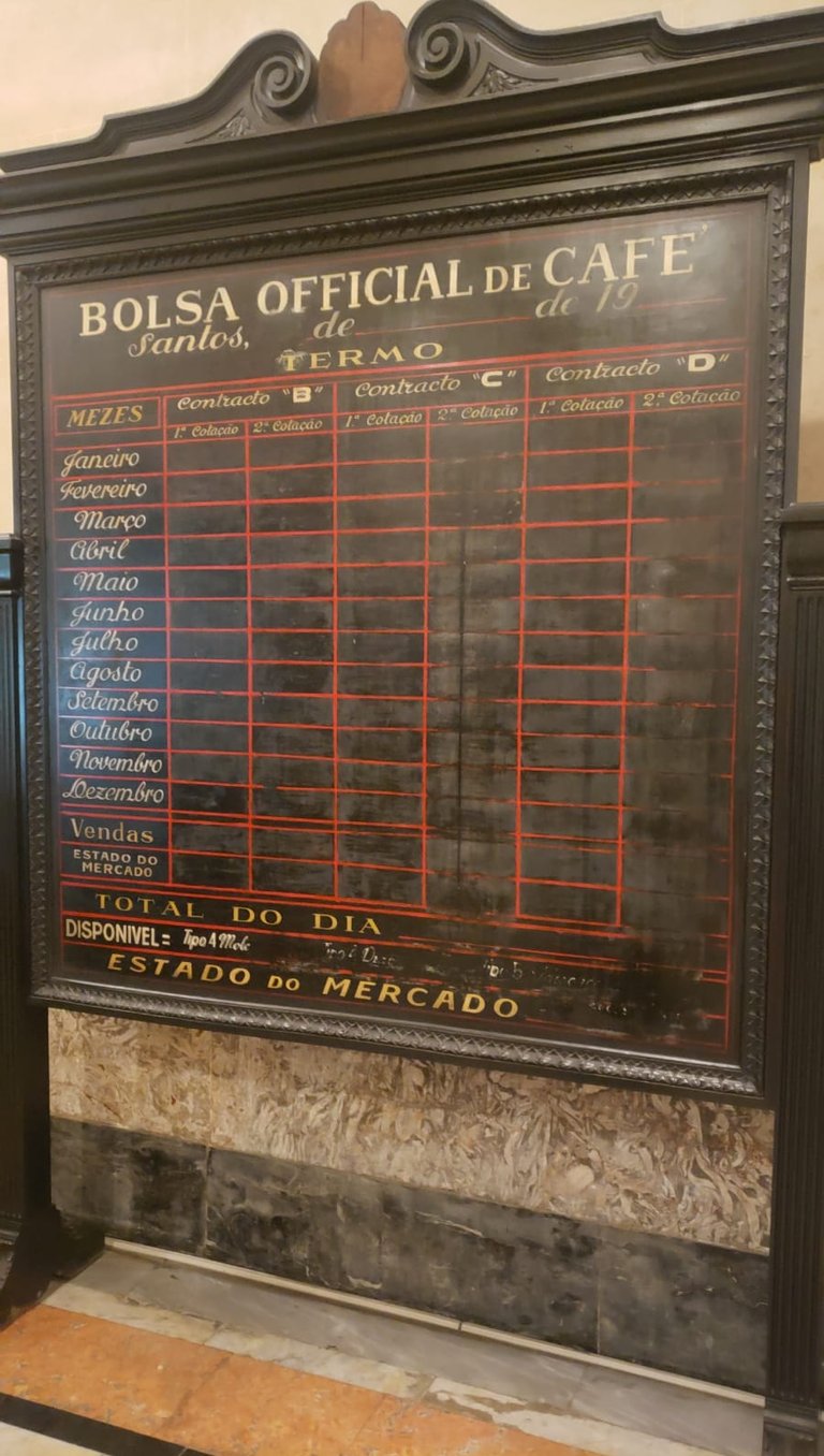 Livro de ofertas exposto no interior do Museu do Café.