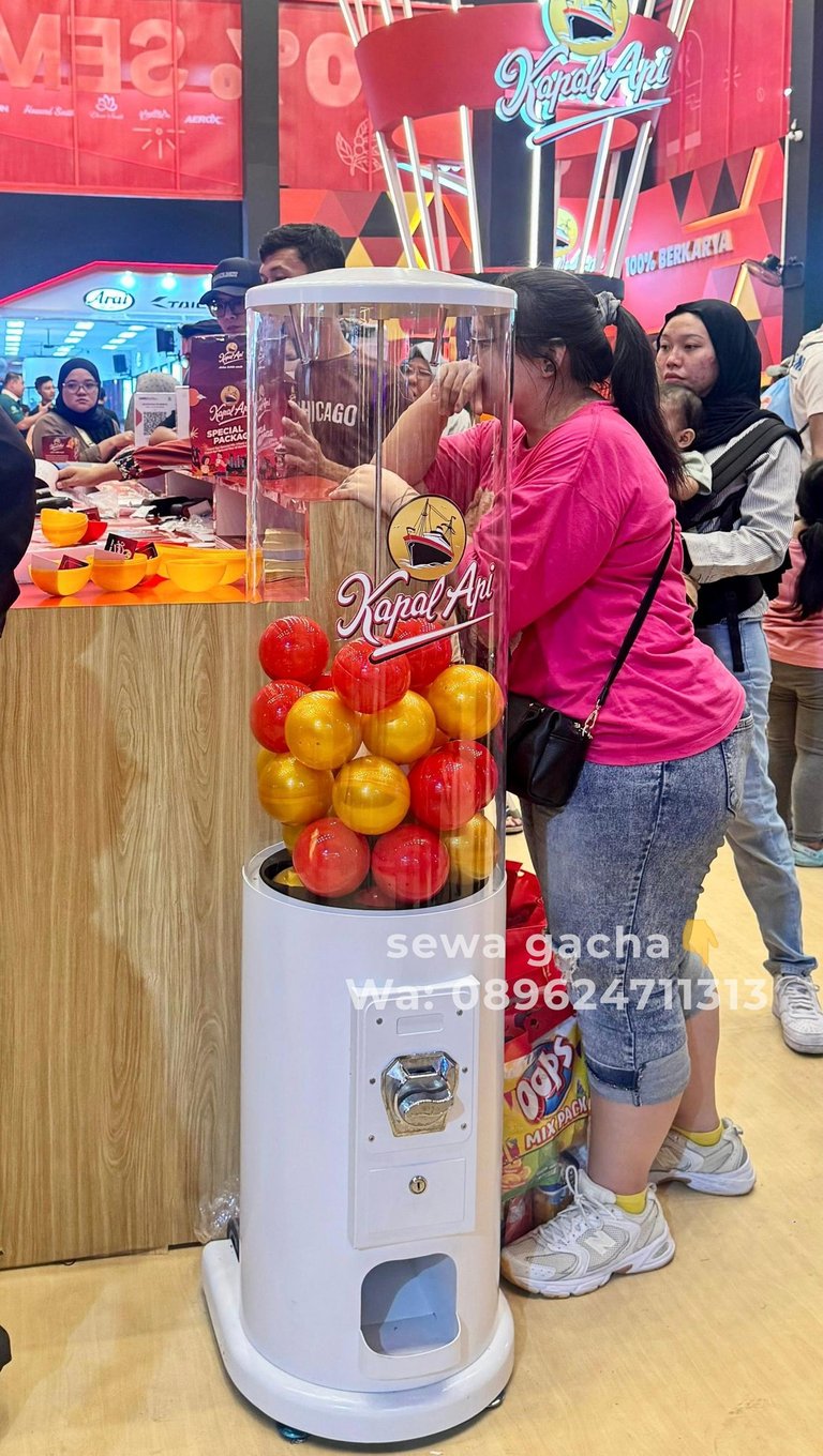 sewa mesin gachapon putih small di Jiexpo Kemayoran