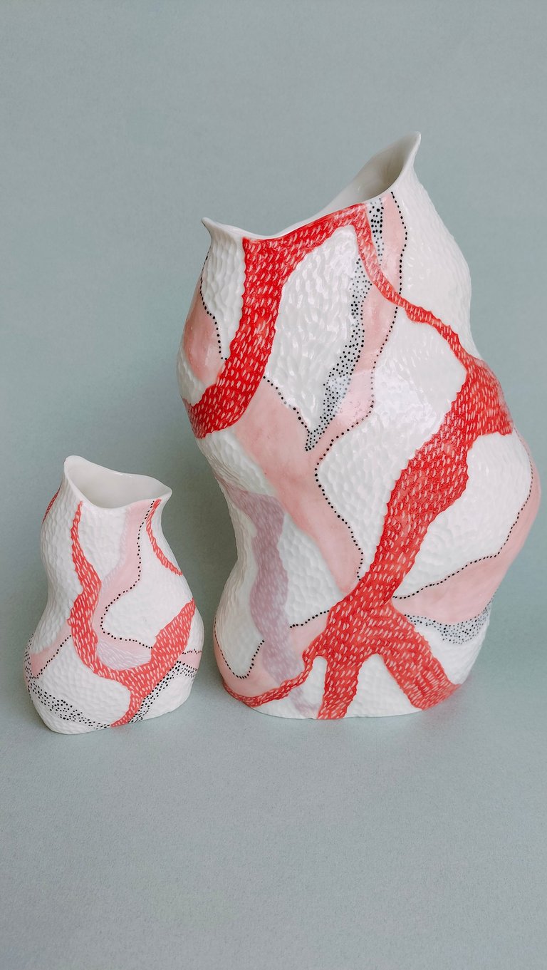 Vase style Lignes rouges, 23 et 11cm,  Porcelaine blanche