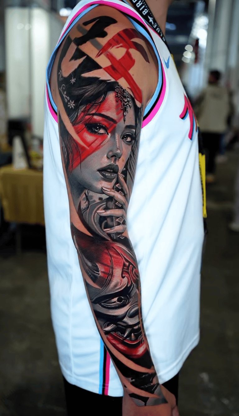 Tatuaje realismo completa en negro, gris y rojo con rostro de demonio y mujer– Dasa Ink Barcelona