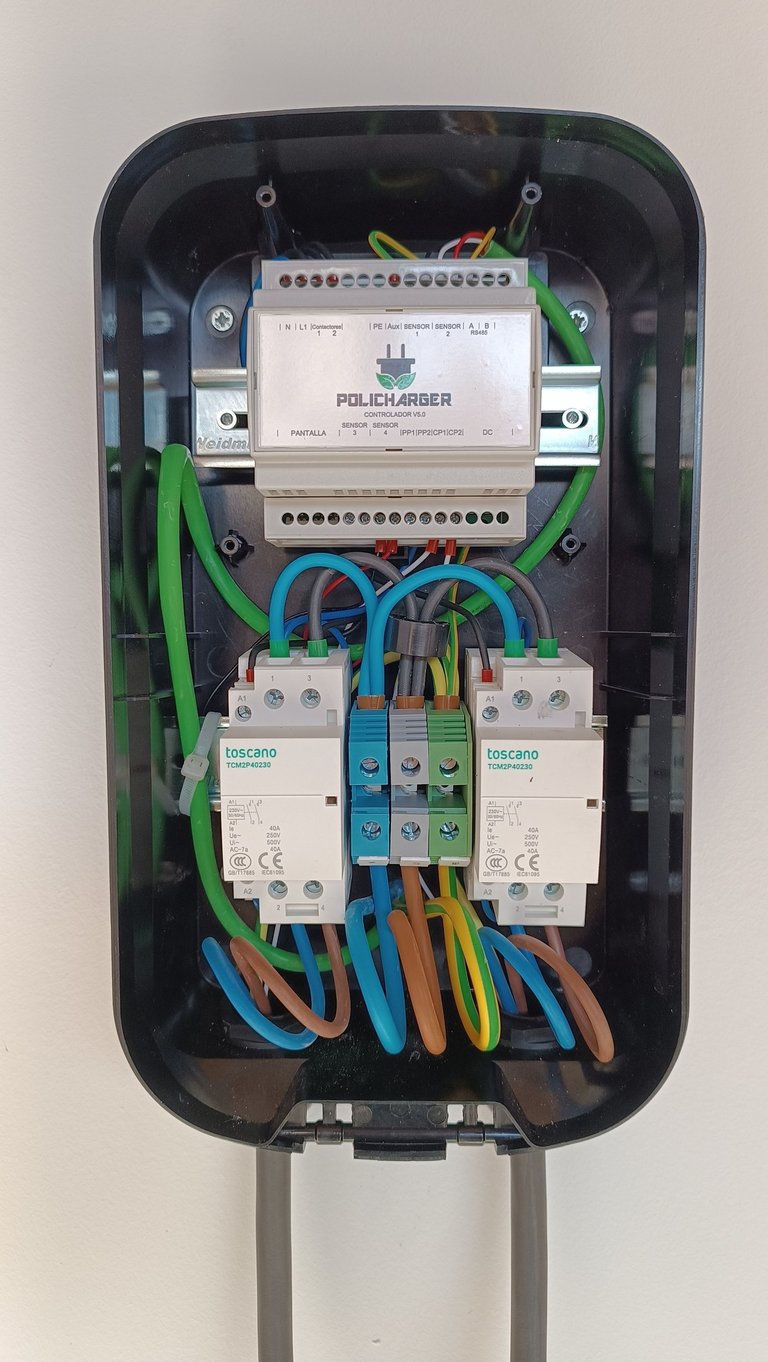 Cargador Policharger on abierto