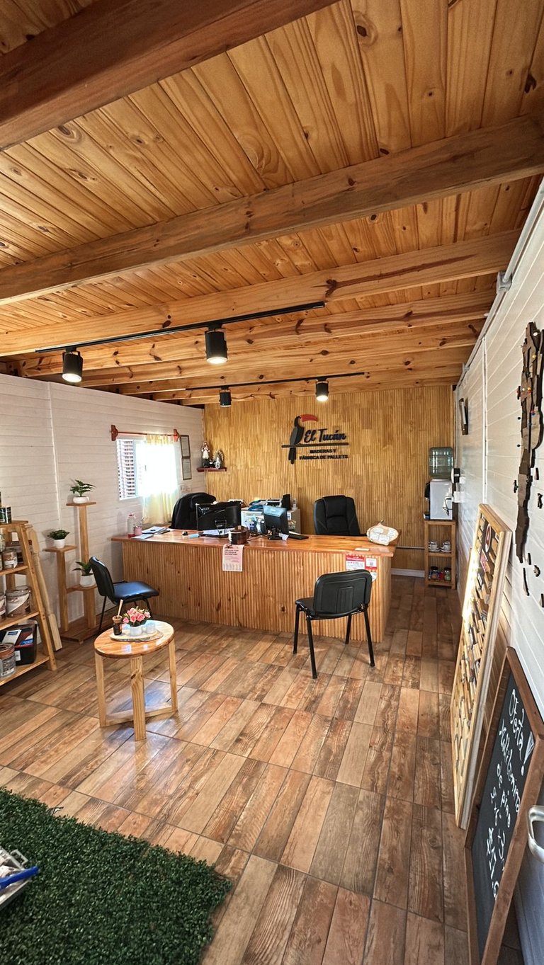 Interior de oficina rústico de madera con paredes de madera, un gran mostrador de recepción.