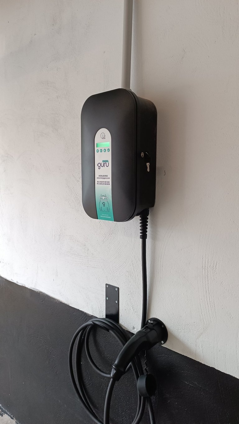 Cargador policharger nw en pared