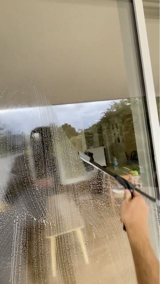 Nettoyage des vitres à la raclette, suppression rapide de la mousse et des impuretés.