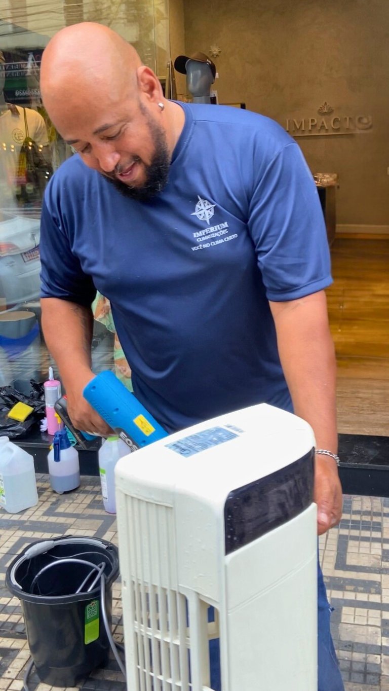 Técnico da Imperium realizando manutenção e limpeza de ar-condicionado em São Paulo