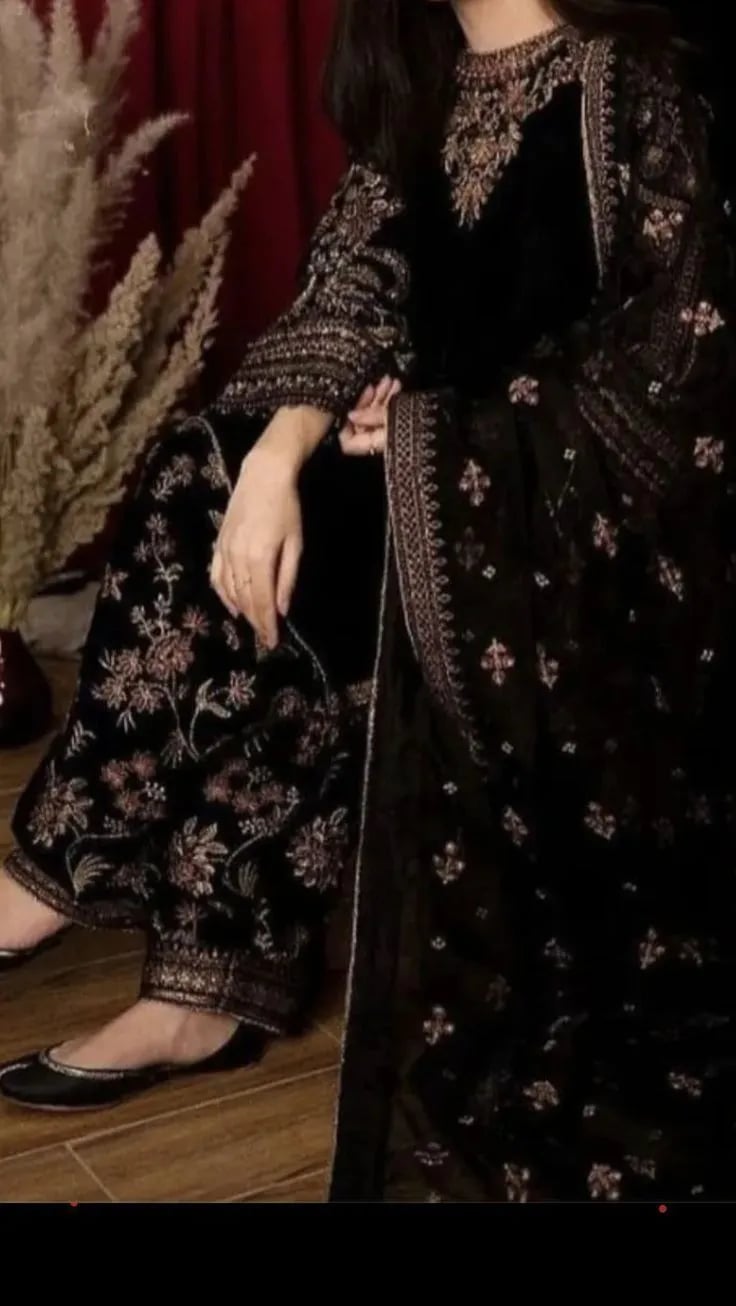Woman dressed in elegant evening wear outfit from Lookofme fashion collection
