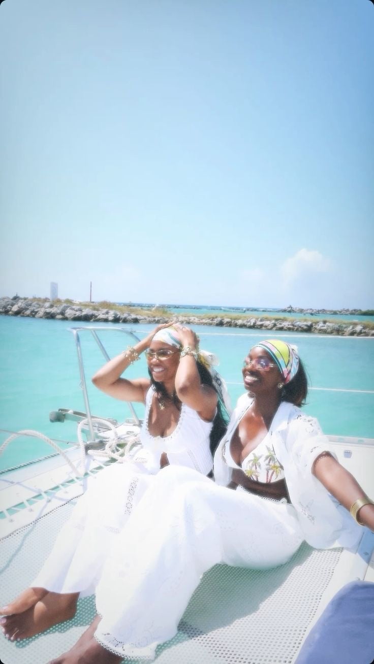 femmes sur un bateau à dakar
