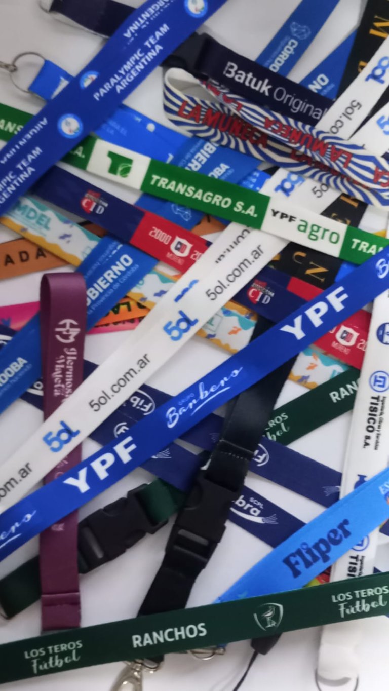 Lanyards corporativos personalizados con producción rápida y atención 24/7.