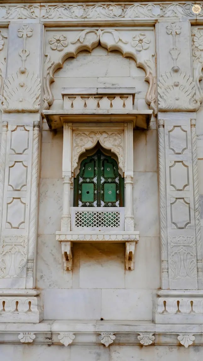 Detailed marble carvings at Jaswant Thada, highlighting the fine artistry of Rajasthani architecture.