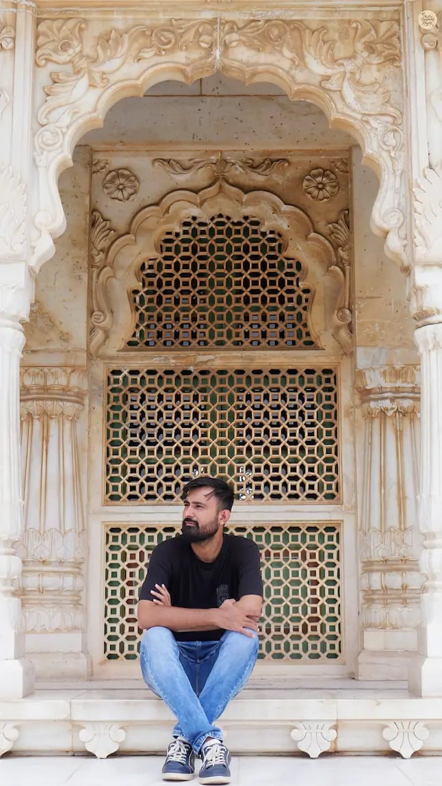 Intricate marble lattice window at Jaswant Thada, showcasing fine carvings and traditional Rajasthani craftsmanship.