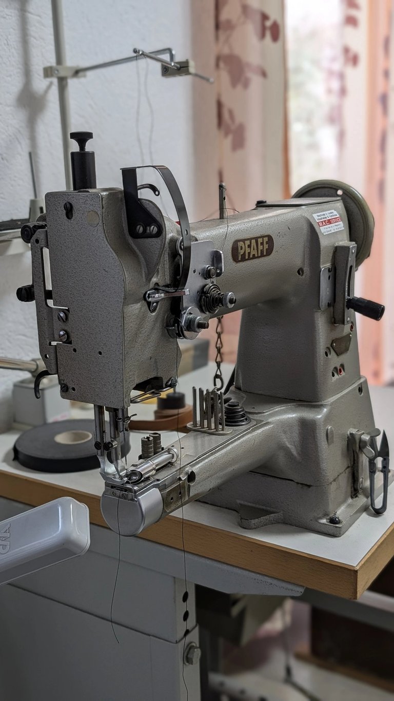 Une machine à coudre posée sur une table, prête pour le travail artisanal