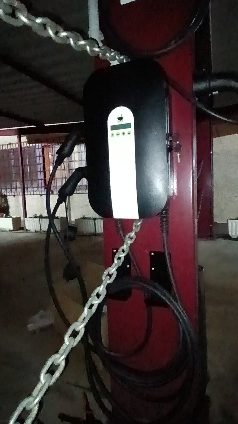 Cargador Policharger NW en marquesina