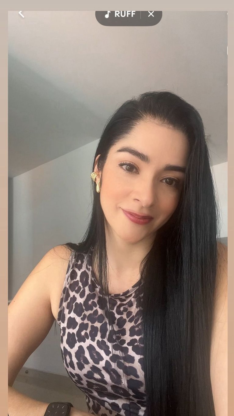 psicologa profesional sonriendo para una foto