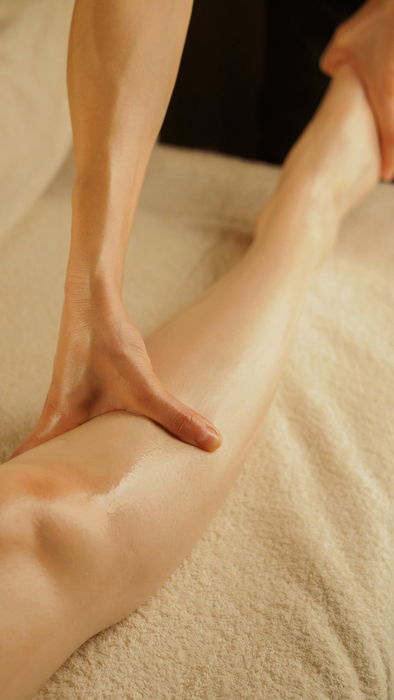 lymphatic drainage massage for water retention problem and body detoxification