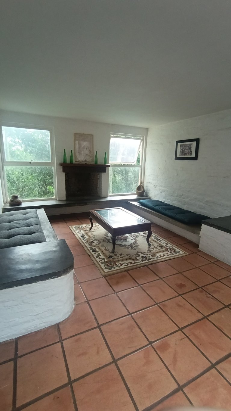 Sala aconchegante com lareira para descanso e bem-estar em refúgio a 45 minutos de São Paulo