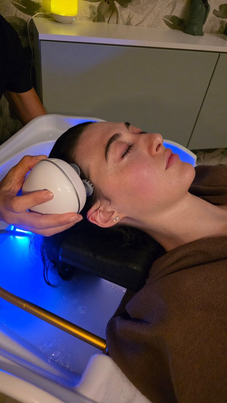 Trattamento con manipolo per il massaggio del cuoio capelluto durante un percorso Head SPA