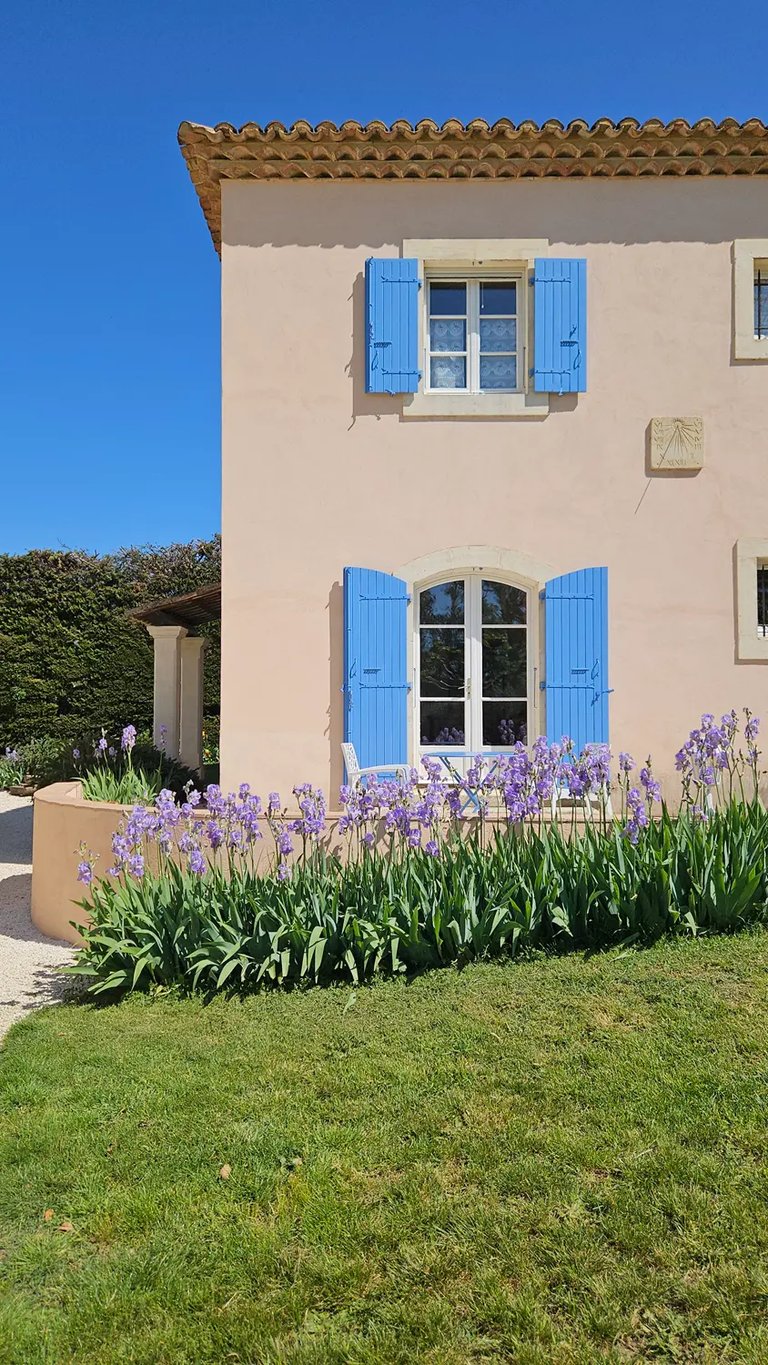 vue façade des chambres d'hôtes la ramade à tulette, ciel ,iris et volet bleu